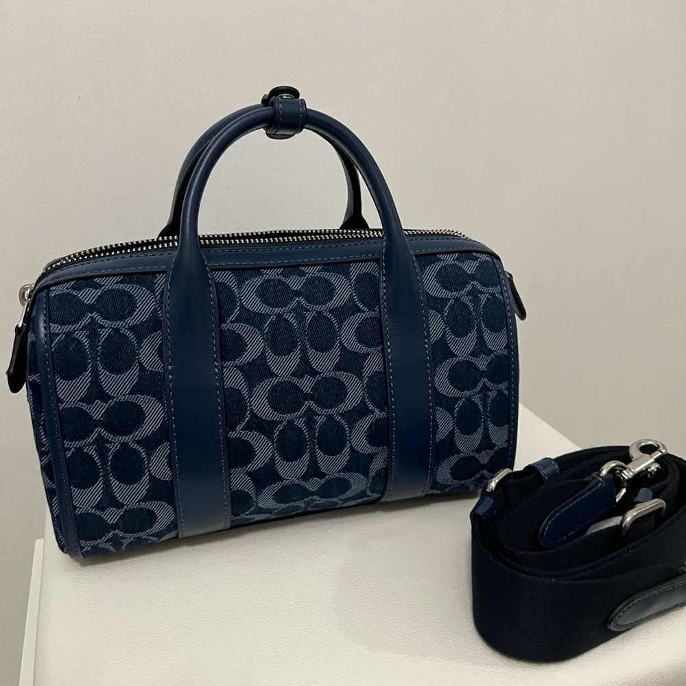 Coach Gotham Duffle Bag 24 In Signature
Denim (please read description)